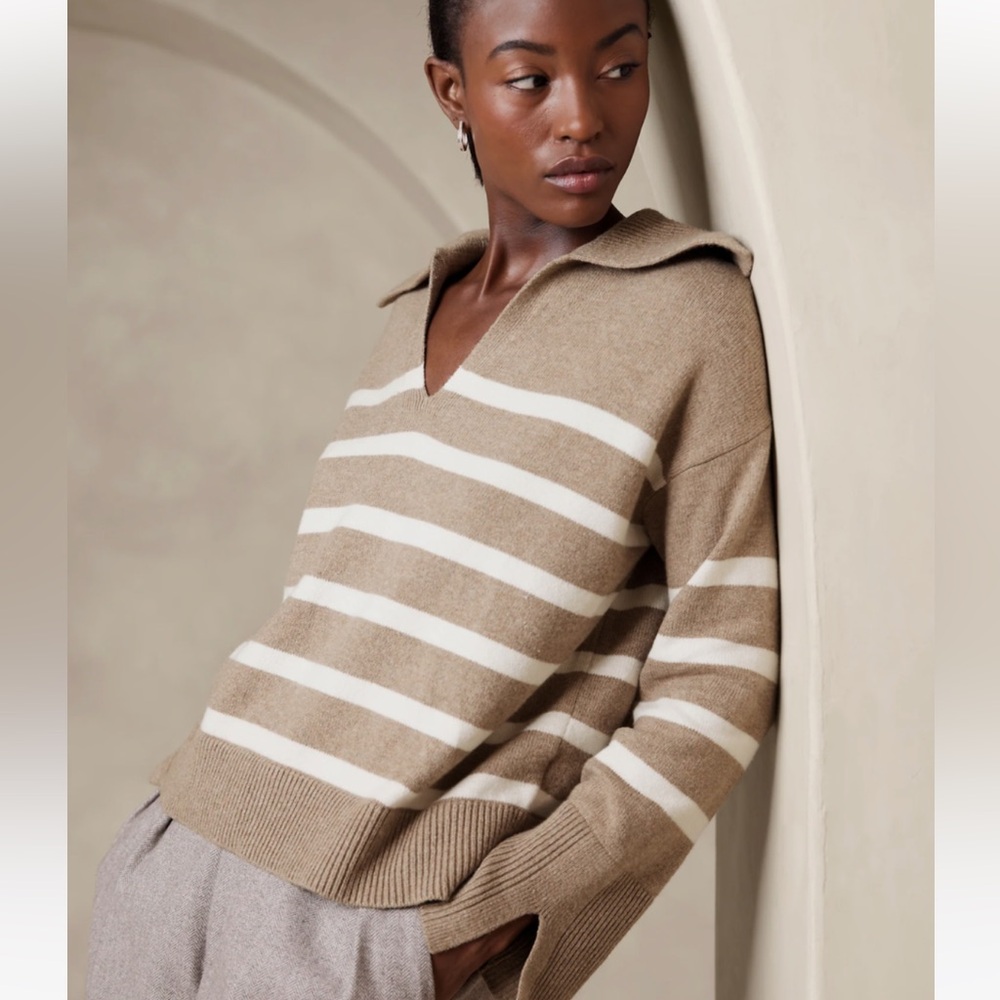 Banana Republic - Tan and White V Neck Sweater